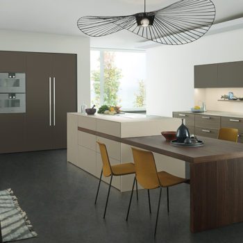 moderne braune Küche mit Kücheninsel und integriertem Esstisch