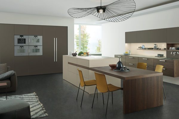 moderne braune Küche mit Kücheninsel und integriertem Esstisch